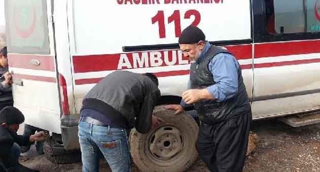 Ambulansın lastiği patladı, yardıma imamlar koştu