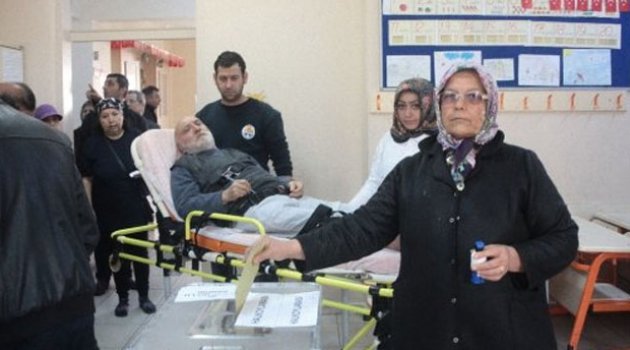 Ambulanslarla Yataktan Sandığa Götürüldüler