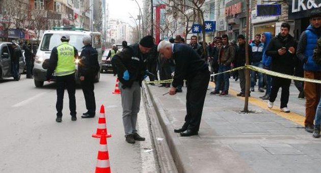 Amcasını tabancayla öldürdü