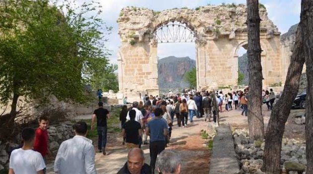 Anavarza Antik Kenti halka açıldı