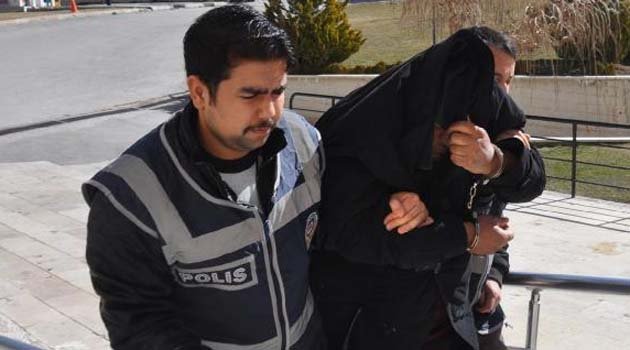'Anne ve babanızın hacı arkadaşıyım' diyerek dolandırdı