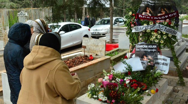 Anneler Derneği, Özgecan’ın ailesini ve mezarını ziyaret etti