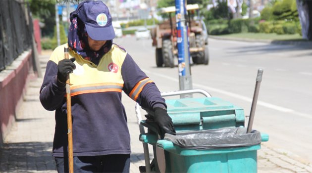 Anneler Gününde çocukları için sokakları temizledi