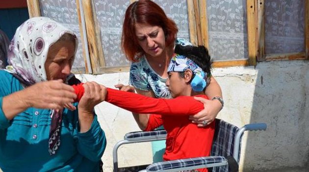 Annesi 34 yıl sırtında taşıdı