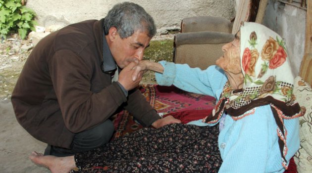Annesine bakabilmek için hiç evlenmedi