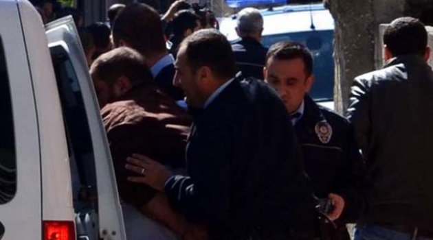 Annesini rehin aldı
