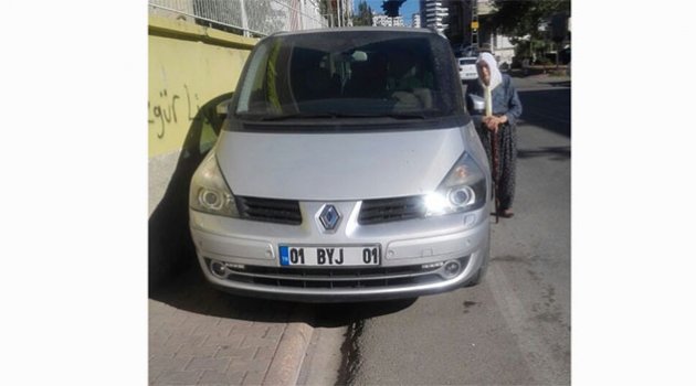 Arabalar kaldırımda yayalar yolda