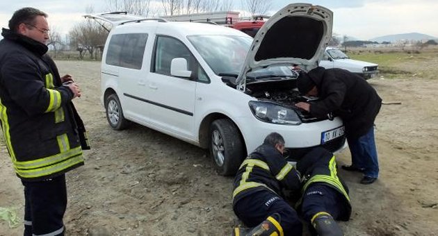 Aracın motor bölümüne sıkışan yavru köpeği itfaiye kurtardı