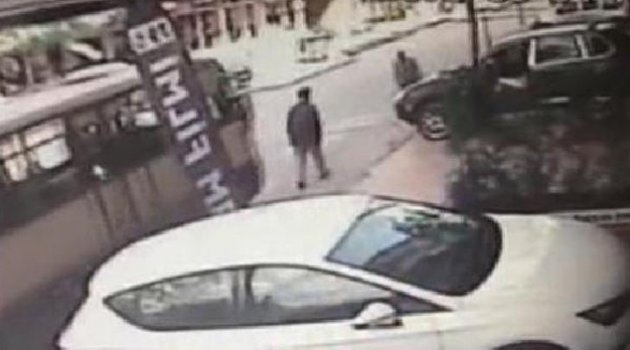Araçlar kaldırıma parketti; yolda yürüyünce canından oldu