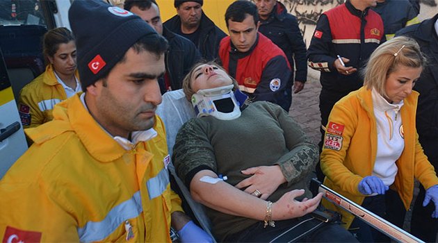 Araçta sıkışan hamile kadını Cankur ekipleri kurtardı