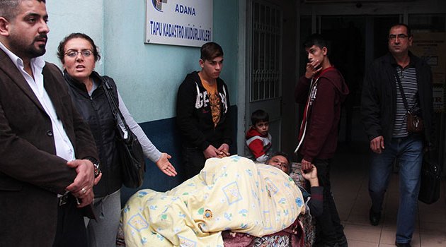 Arsa satışı için tapuya sedirde yorgan döşekle geldi