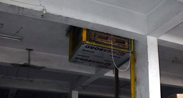Asansör ile duvar arasına sıkışarak öldü