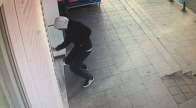 Aşık olduğu kişinin iş yerine saldırdı