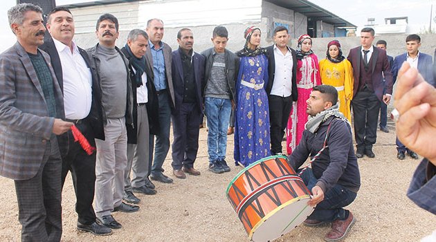 AŞİRET YAĞMURA ALDIRIŞ ETMEDİ