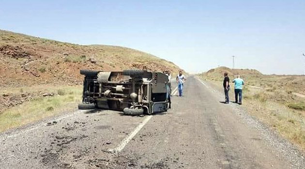 Askeri araç devrildi! Yaralılar var