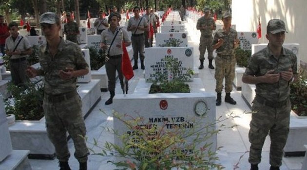 Askerler dua etti, şehit yakınları gözyaşı döktü