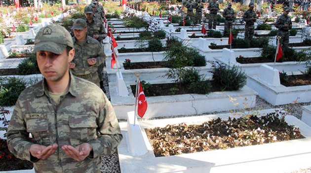 Askerlerin duası şehit yakınlarını duygulandırdı