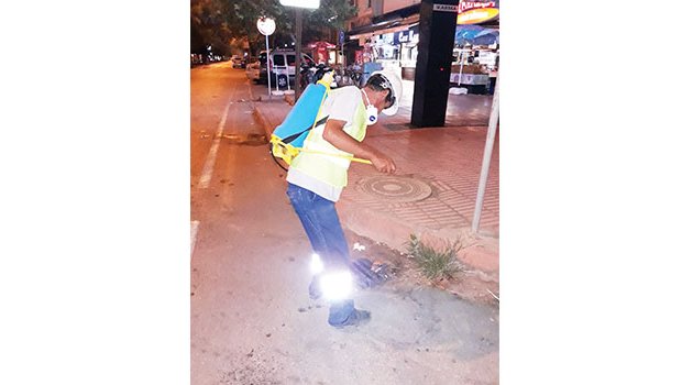 ASKİ, lağımları koku giderici maddelerle temizliyor