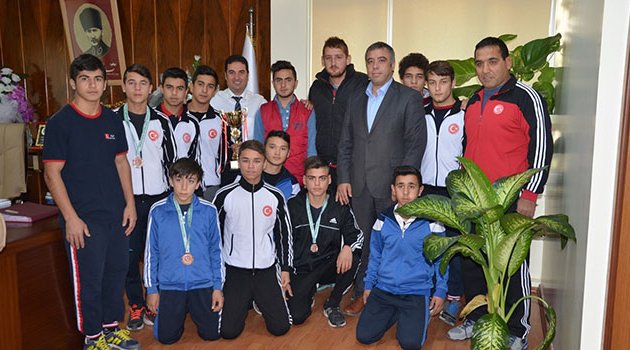 Ataşbak, Başarılı Aba güreşçilerini kutladı