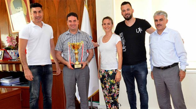 Ataşbak başarılı dansçıları kabul etti