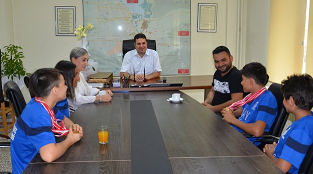 Ataşbak başarılı sporcuları kabul etti