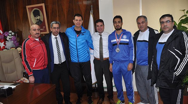 Ataşbak başarılı sporcuyu kutladı