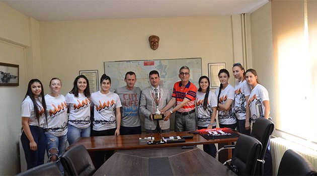 Ataşbak, Kadın Hentbol Takımını kabul etti