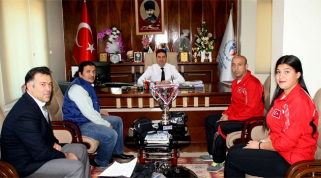 Ataşbak, Kick Boksta Dünya şampiyonu olan Ayçiçek’i kabul etti