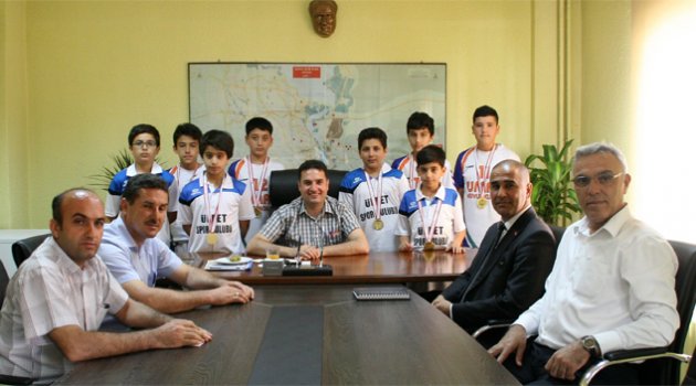 Ataşbak şampiyon Badmintoncuları kabul etti
