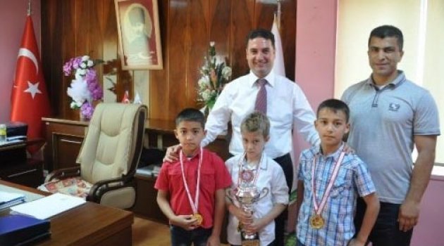 Ataşbak, şampiyon cimnastikçileri kabul etti