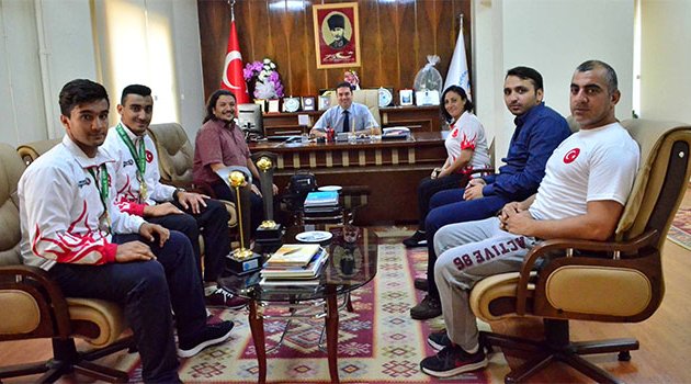 Ataşbak şampiyon kick boksçuları kabul etti