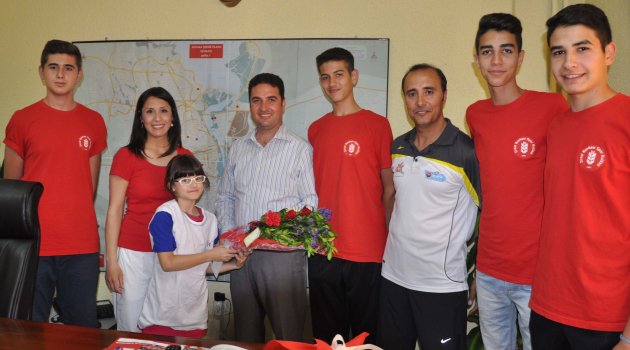 Ataşbak, tenis ve voleybolcuları kabul etti