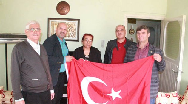 Atatürk sevdalısına bayrak