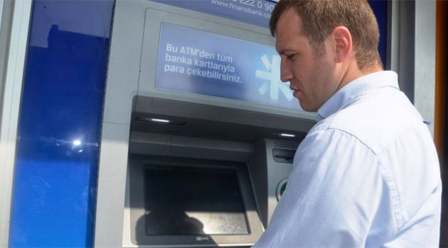 ATM’de unutulan 500 TL’yi polise teslim etti