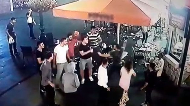 AVM’de satırla dehşet saçtı!