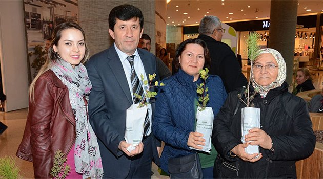 AVM ziyaretçilerine 1200 fidan dağıtıldı
