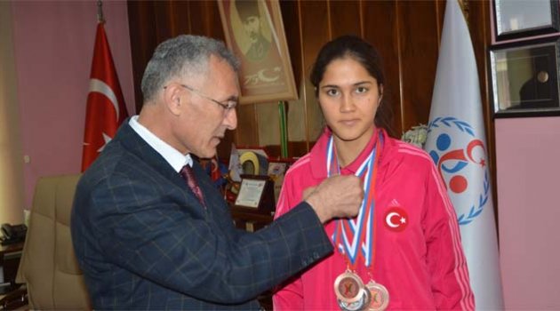 Avrupa’da 4 madalya kazanan özel sporcuya çeyrek altın