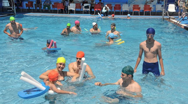 Avrupalı Öğrenciler Engelli Havuzunda