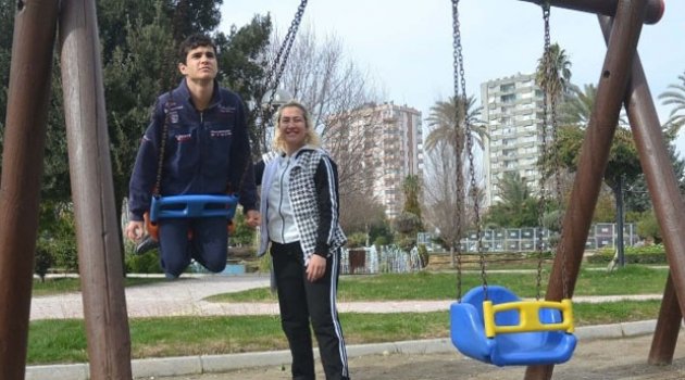 Avukat, Ses Sanatçısı Ve Bestekar Annenin Otistik Oğluyla Örnek Mücadelesi