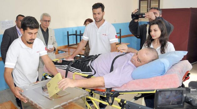 Ayağı ve kalçası kırık halde oy kullandı