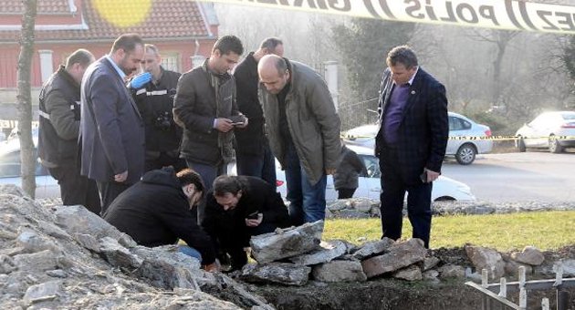 Aydınlatma direği için açılan çukurdan çıkan kemiklere inceleme