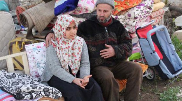 Baba-kız sokakta kaldılar