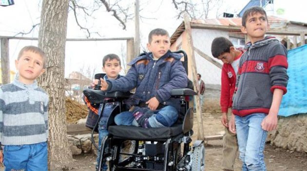Babasının sırtında okula giden Berat, akülü aracına kavuştu