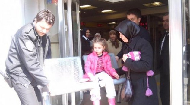 Bacağı sandalyeye sıkışan çocuğu itfaiye kurtardı
