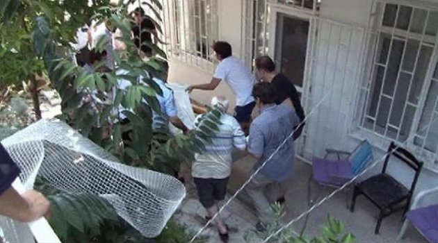 Bahçede çay içerken başlarına otomobil düştü