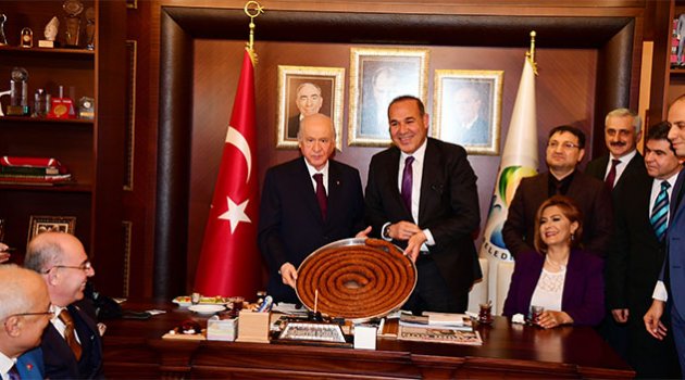 Bahçeli'ye tepside halka tatlı