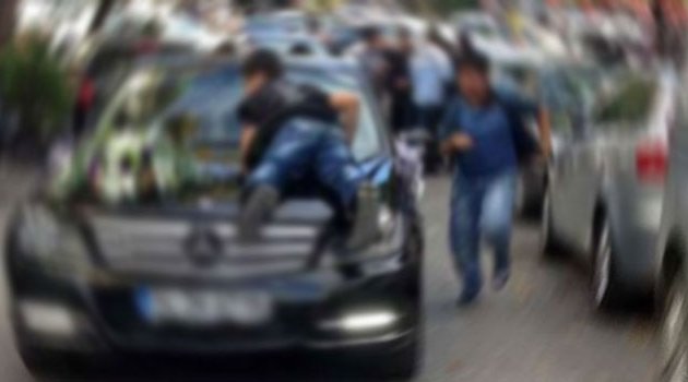 Bahşiş almak için arabanın önüne atladı