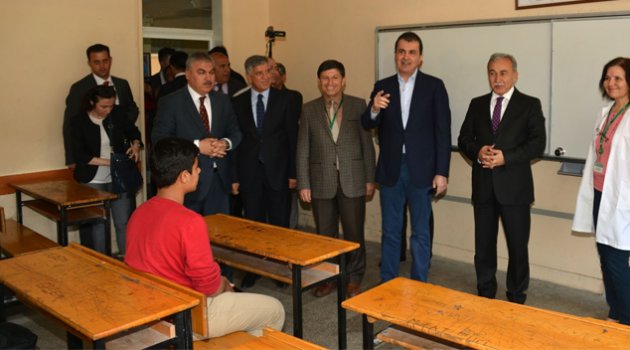 Bakan Çelik okuduğu liseyi ziyaret etti