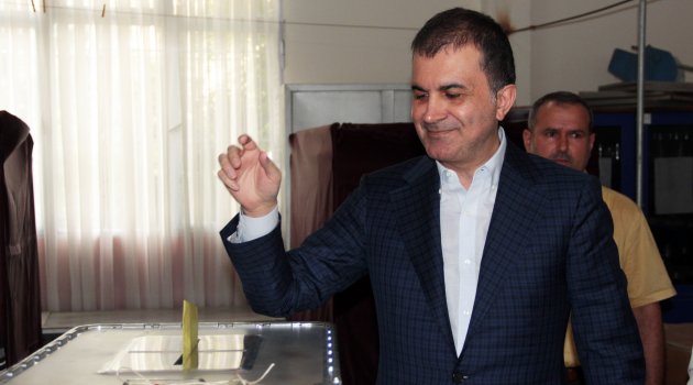 Bakan Çelik, oyunu mezun olduğu ilkokulda kullandı