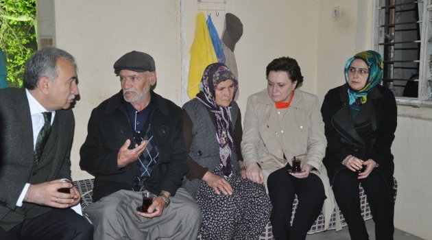 Bakan Sarı Adana’da şehit evlerini ziyaret ederek taziye dileklerinde bulundu